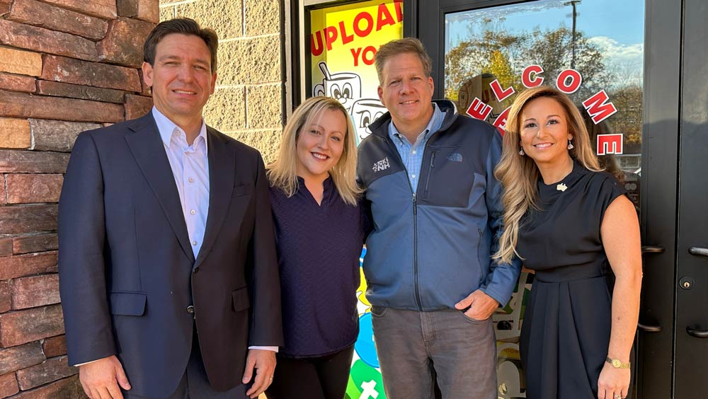 Florida Governor Ron DeSantis outside of Red Arrow Diner in Londonderry, New Hampshire, with New Hampshire Governor Chris Sununu and Red Arrow Diner Management. Florida Governor Ron DeSantis visits Red Arrow Diner in Londonderry NH. DeSantis visit to New Hampshire with wife Casey DeSantis and son Mason DeSantis.